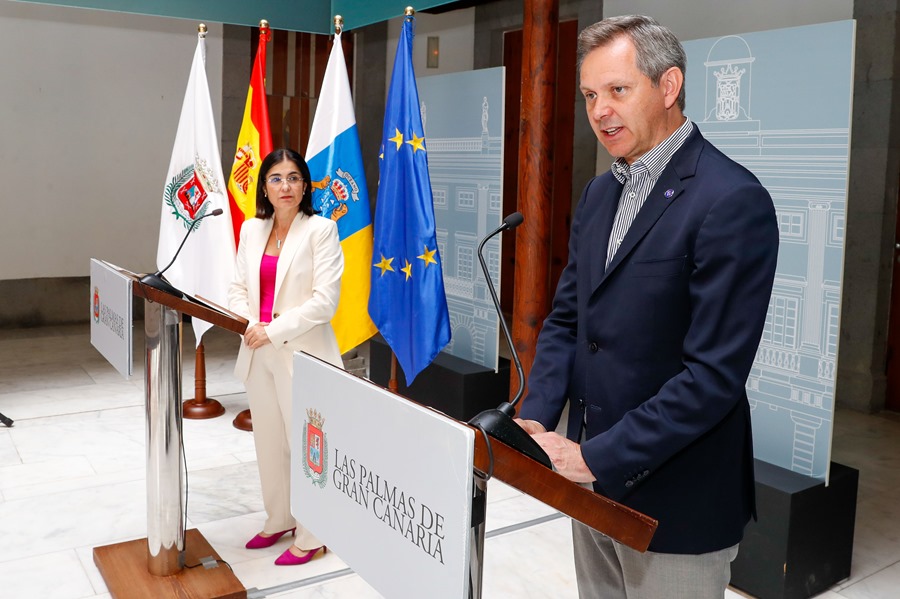 El ministro de Sanidad, José Miñones (d), y su antecesora en el cargo, Carolina Darias (i), alcaldesa de Las Palmas de Gran Canaria, informaron este jueves sobre la reuniónde los ministros europeos del área