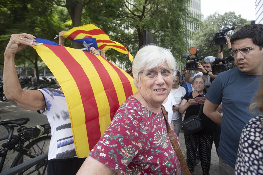 La eurodiputada de JxCat Clara Ponsatí a su salida ayer de la Ciudad de la Justicia de Barcelona tras quedar en libertad.