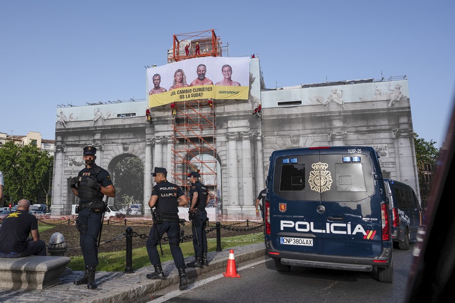 Activistas de Greenpeace han desplegado una lona en la emblemática Puerta de Alcalá de Madrid. 