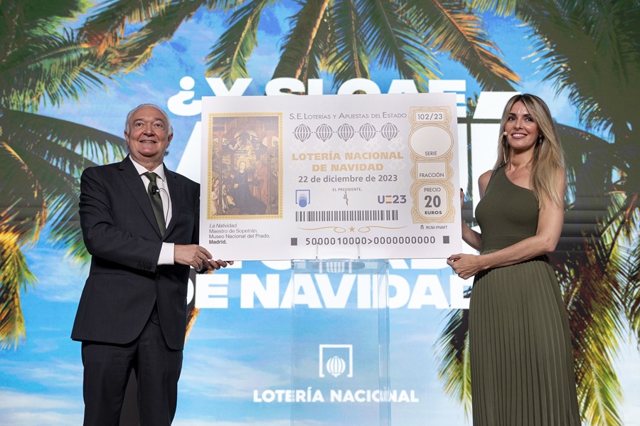 El presidente de Loterías y Apuestas del Estado, Jesús Huerta, acompañado por la periodista Blanca Benlloch, presenta el Sorteo Extraordinario de la Lotería de Navidad.
