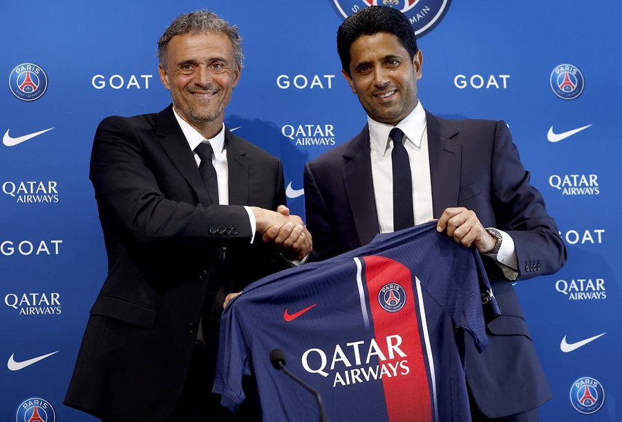 El técnico español Luis Enrique (i) junto con el presidente del PSG, Nasser Al-Khelaïfi (d), durante la presentación como nuevo entrenador del equipo.