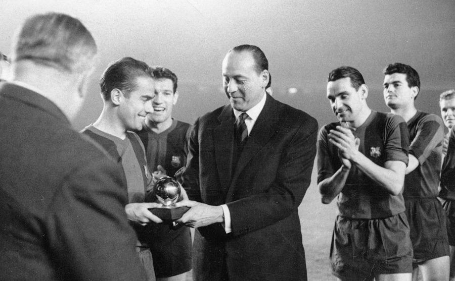 El subdirector del periódico L'Equipe (c) entrega a Luis Suarez el balón de oro al mejor futbolista de la temporada 1960.