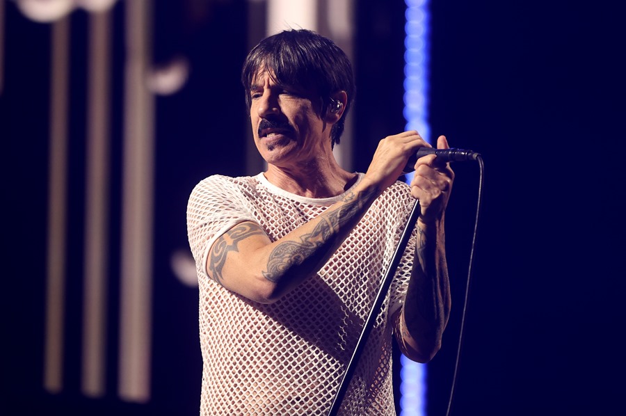 El cantante del grupo estadounidense Red Hot Chili Peppers, Anthony Kiedis, durante su actuación en el Mad Cool Festival en Madrid.