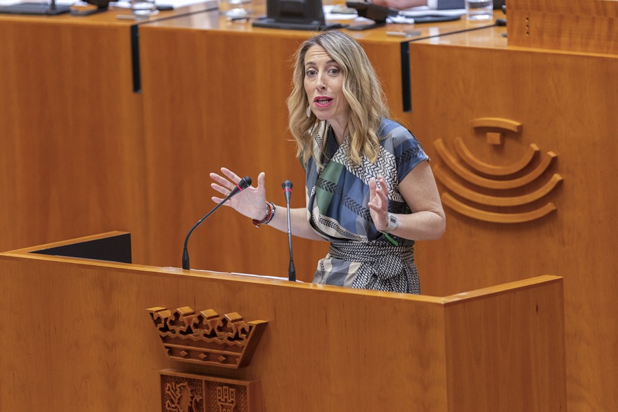 La candidata del PP a la presidencia de la Junta de Extremadura, María Guardiola interviene en la segunda sesión del debate de su investidura, este viernes en la Asamblea. 