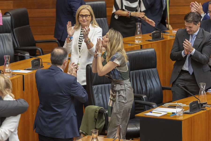 La nueva presidenta de la Junta de Extremadura, María Guardiola (PP), lanza un beso mientras es aplaudida tras ser investida