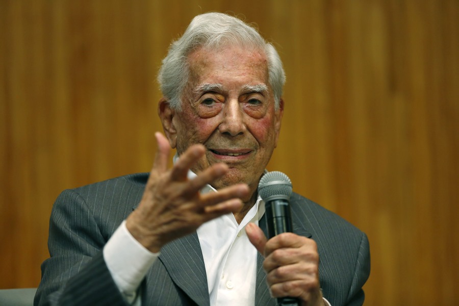 El escritor peruano, Mario Vargas Llosa, recibió el alta tras recuperarse de la covid-19