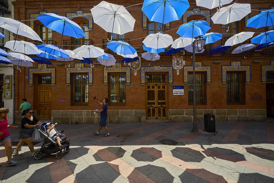 El Ayuntamiento de Talavera de la Reina (Toledo) instala 500 paraguas con el objetivo de que la ciudadanía se pueda resguardar del calor. 