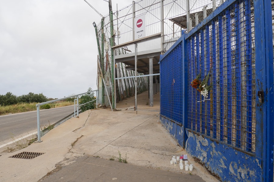 Flores y velas son depositadas en el paso fronterizo del Barrio Chino para conmemorar la tragedia del 24 de junio de 2022 en Melilla, hecho del que la ONU ha criticado la falta de investigación.