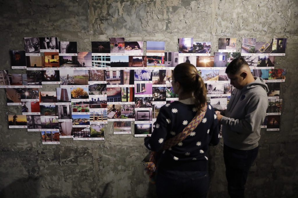 Dos personas observan fotografías de la exposición "Del Otro Lado", el 6 de julio de 2023, en Bogotá (Colombia). EFE/Carlos Ortega