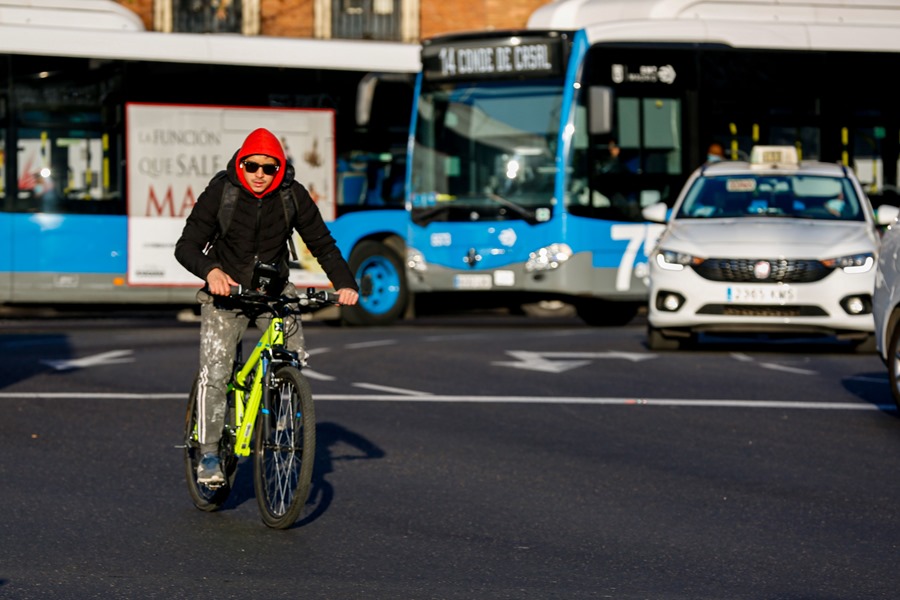  Un ciclista circula por el centro de Madrid. 
