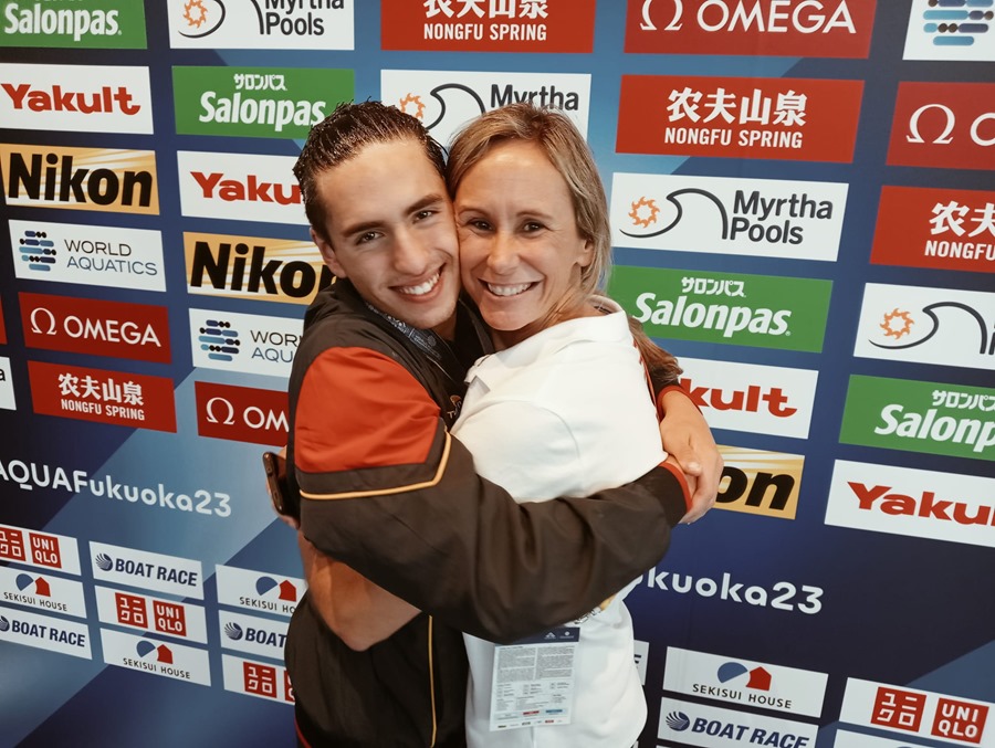 El nadador Dennis González (i), campeón del mundo en Solo Libre, junto a su entrenadora Anna Vega (d).
