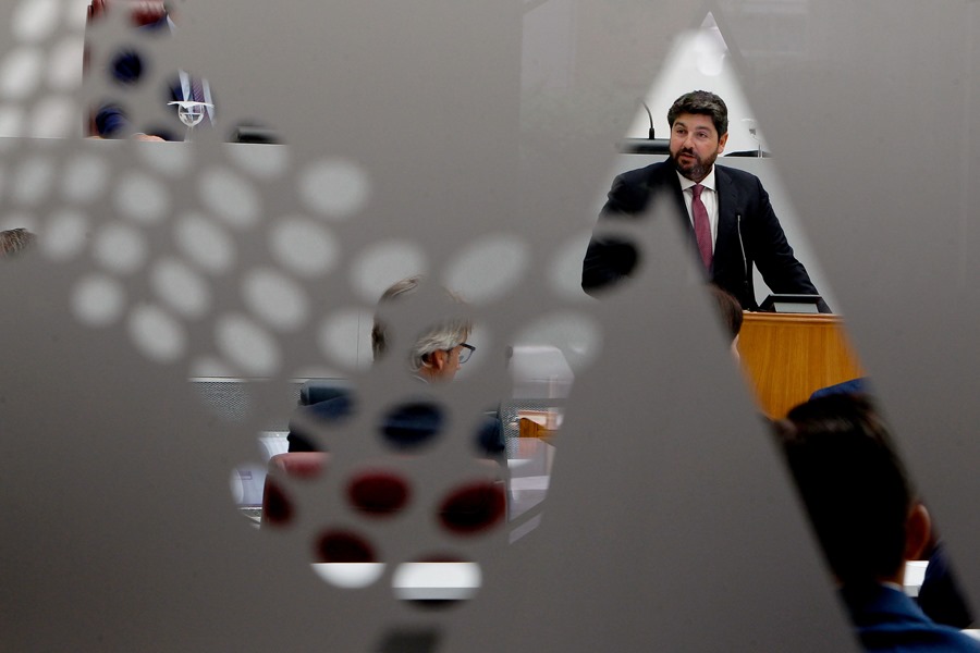 El candidato del PP a la presidencia de Murcia, Fernando López Miras, durante su intervención en la tercera sesión del debate de investidura, el pasado 10 de julio