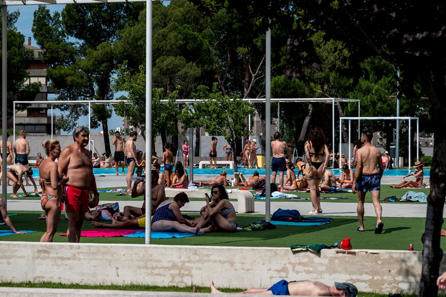 Varias personas disfrutan en una piscina municipal en La Elipa, en Madrid