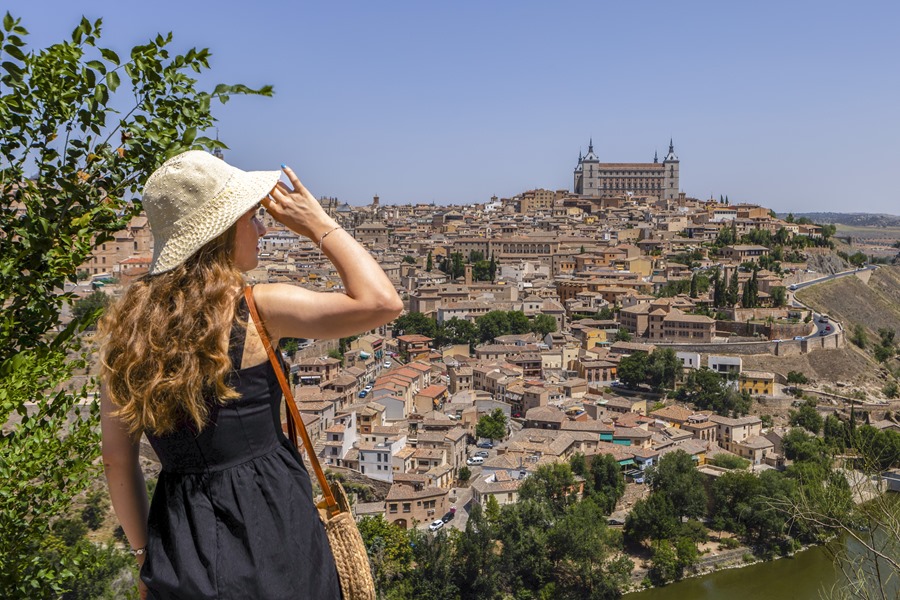   A woman does tourism in Toledo