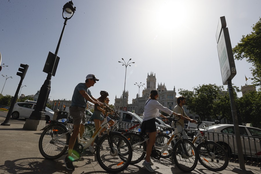  Varias personas montados en bicicletas pasean este lunes en Madrid