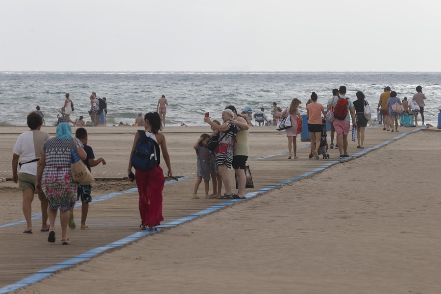 Cientos de personas llegan a la playa de la Malvarrosa (Valencia) desde primeras horas del día, en una jornada en la que se pueden llegar a los 40 grados
