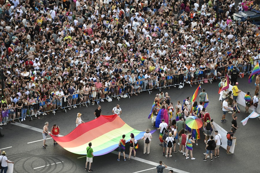 Un momento del desfile del Orgullo 2023 a su paso por la Plaza de Cibeles que recorre hoy Sábado las calles de Madrid.
