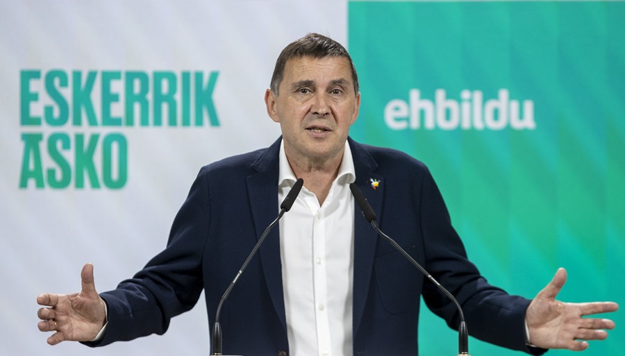 El coordinador general de EH Bildu, Arnaldo Otegi, ha analizado este lunes en San Sebastián los resultados de las elecciones al Congreso y al Senado.