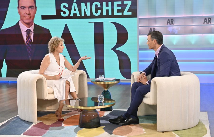 La presentadora Ana Rosa Quintana y el presidente del Gobierno Pedro Sánchez, este martes durante la entrevista