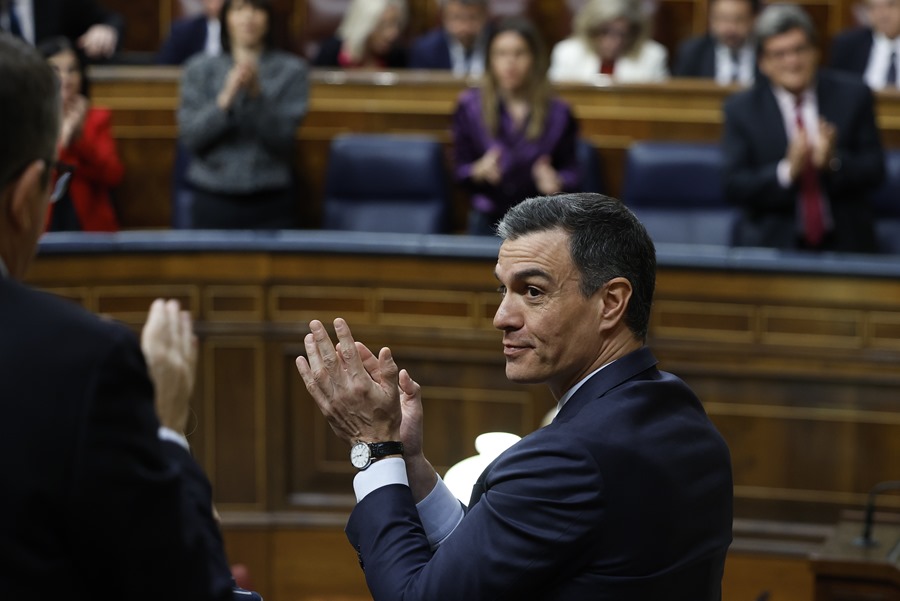 El presidente del Gobierno, Pedro Sánchez (c), aplaude tras ser rechazada la moción de censura presentada por Vox, el pasado mes de marzo.