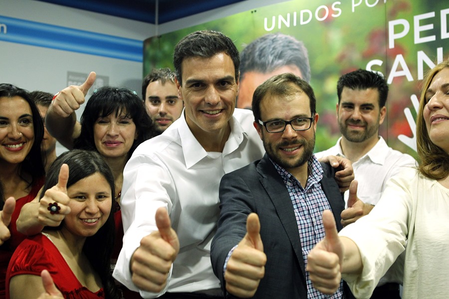 El entonces aspirante a secretario general del PSOE Pedro Sánchez (c), saluda junto a su compañeros en una imagen de 2014.