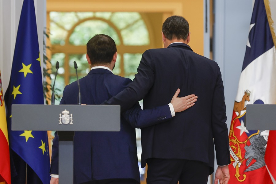   El presidente del Gobierno, Pedro Sánchez y el presidente de la República de Chile, Gabriel Boric, durante la rueda de prensa celebrada este viernes en el Palacio de la Moncloa