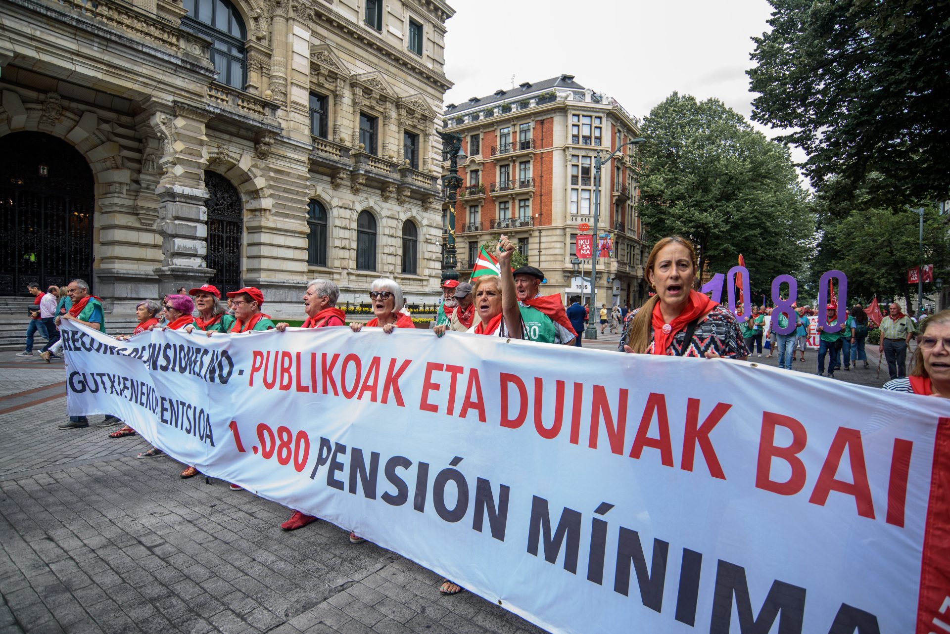 El Movimiento de Pensionistas de Euskal Herria se ha manifestado en Bilbao para exponer sus reivindicaciones ante las elecciones generales del próximo 23 de julio. EFE/Javier Zorrilla