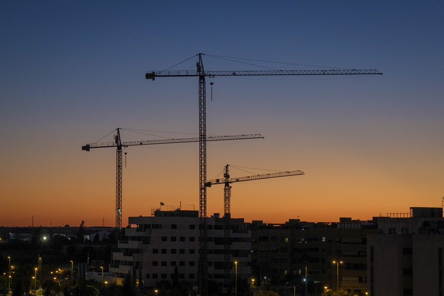 Grúas de viviendas en construcción este mes de julio en Mairena del Aljarafe (Sevilla).