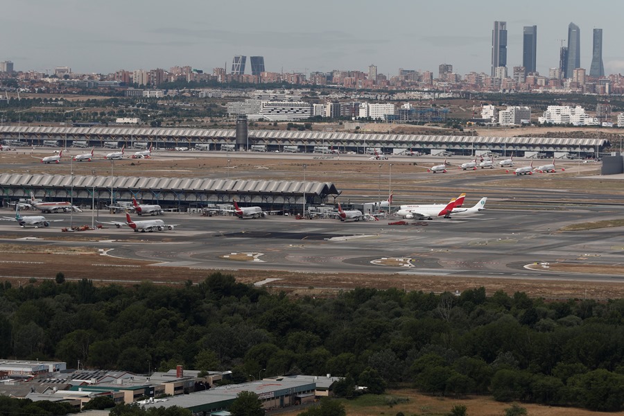 Vista de un avión en la Terminal 1 del aeropuerto de Adolfo Suárez Madrid-Baraja