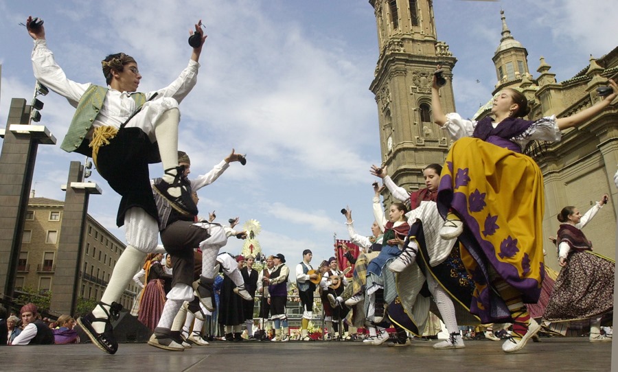 Un grupo folclórico aragonés baila una jota.