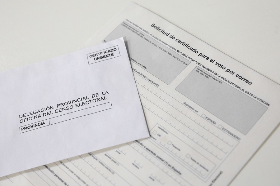 Solicitud de certificado para el voto por correo en una oficina postal de Madrid.