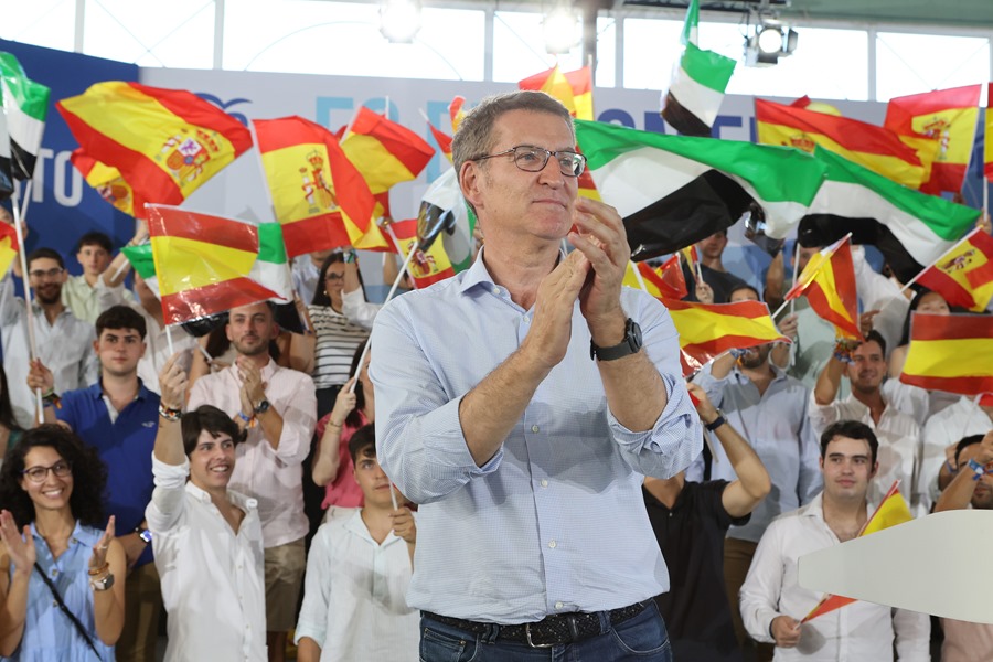  El candidato del PP a la presidencia del Gobierno, Alberto Núñez Feijóo, participa en un acto de la campaña electoral en Badajoz. 