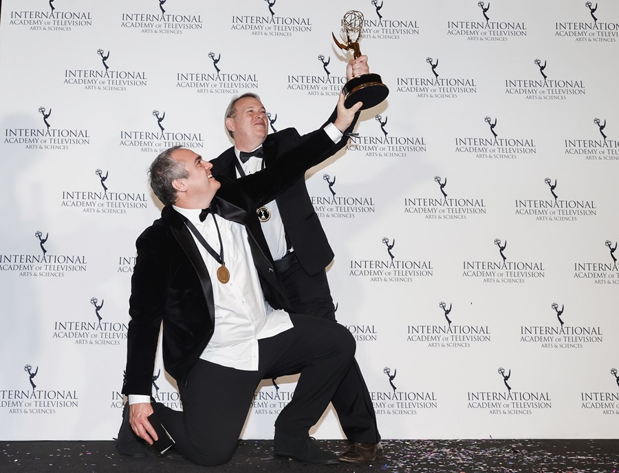 Jake Lushington (i) y Tom Edge sostienen su Premio Emmy Internacional 2022 a la Mejor Serie Dramática en la pasada edición.