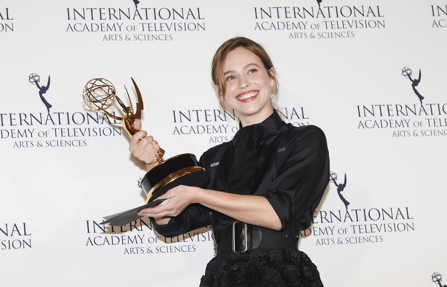 La actriz Lou de Laage con su Premio Emmy en la pasada edición. 