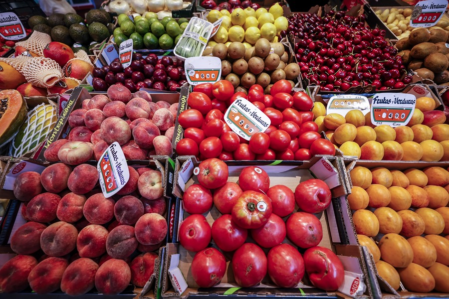 Vista de una frutería en el Mercado Maravillas de Madrid.
