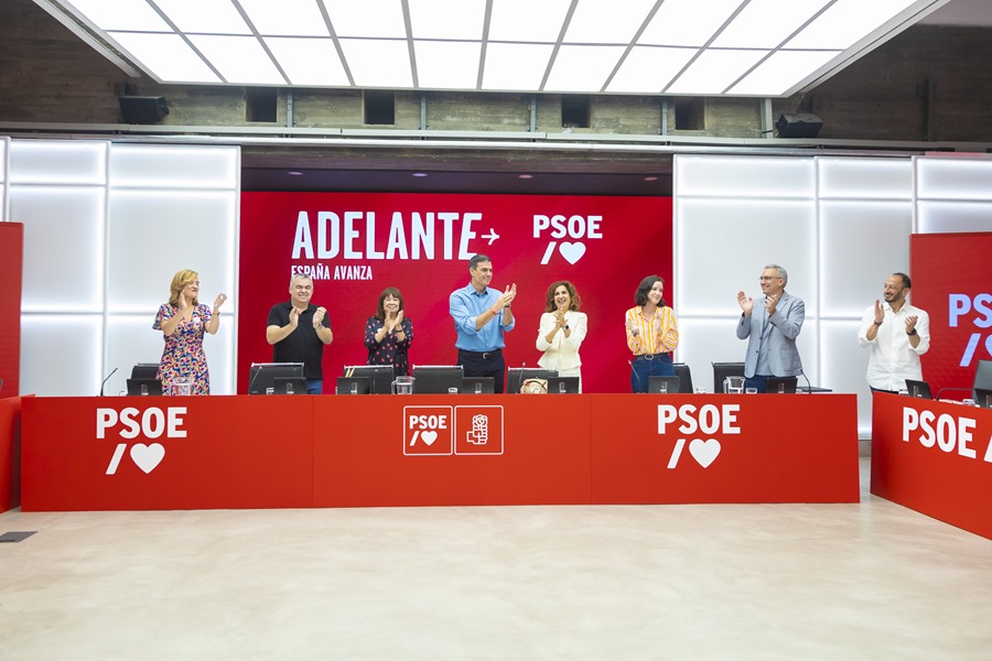 El presidente del Gobierno en funciones, Pedro Sánchez (c), preside la reunión de la Comisión Ejecutiva Federal del partido socialista este lunes en su sede en Madrid. 