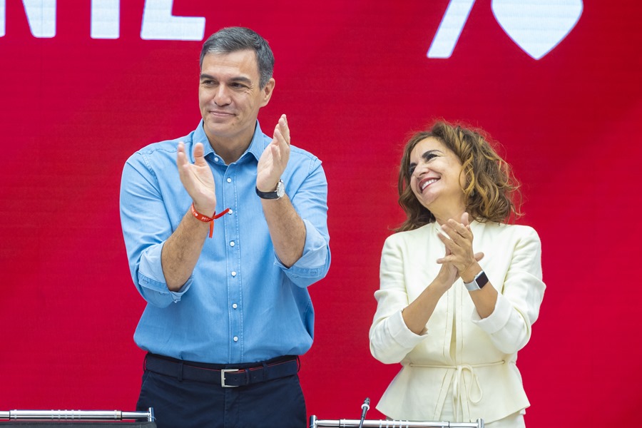 El presidente del Gobierno en funciones, Pedro Sánchez (i), junto a la ministra de Hacienda, María Jesús Montero Cuadrado (d), hoy tras analizar los resultados del 23J en la Ejecutiva del partido.