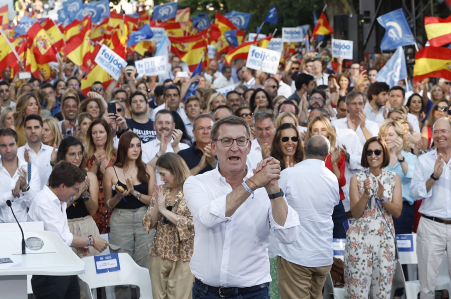 El candidato del PP a la presidencia, Alberto Núñez Feijóo (c), protagoniza un mitin celebrado este jueves en Madrid