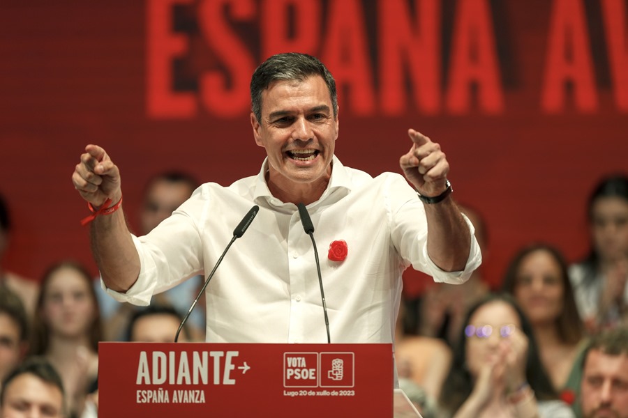 El presidente del Gobierno y candidato socialista Pedro Sánchez interviene durante un acto electoral del PSOE en Lugo. 