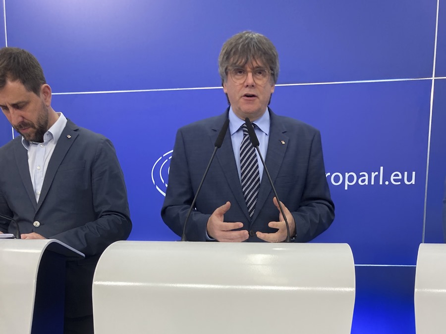 El expresidente catalán Carles Puigdemont (d) junto con el eurodiputado Antoni Comin (i).