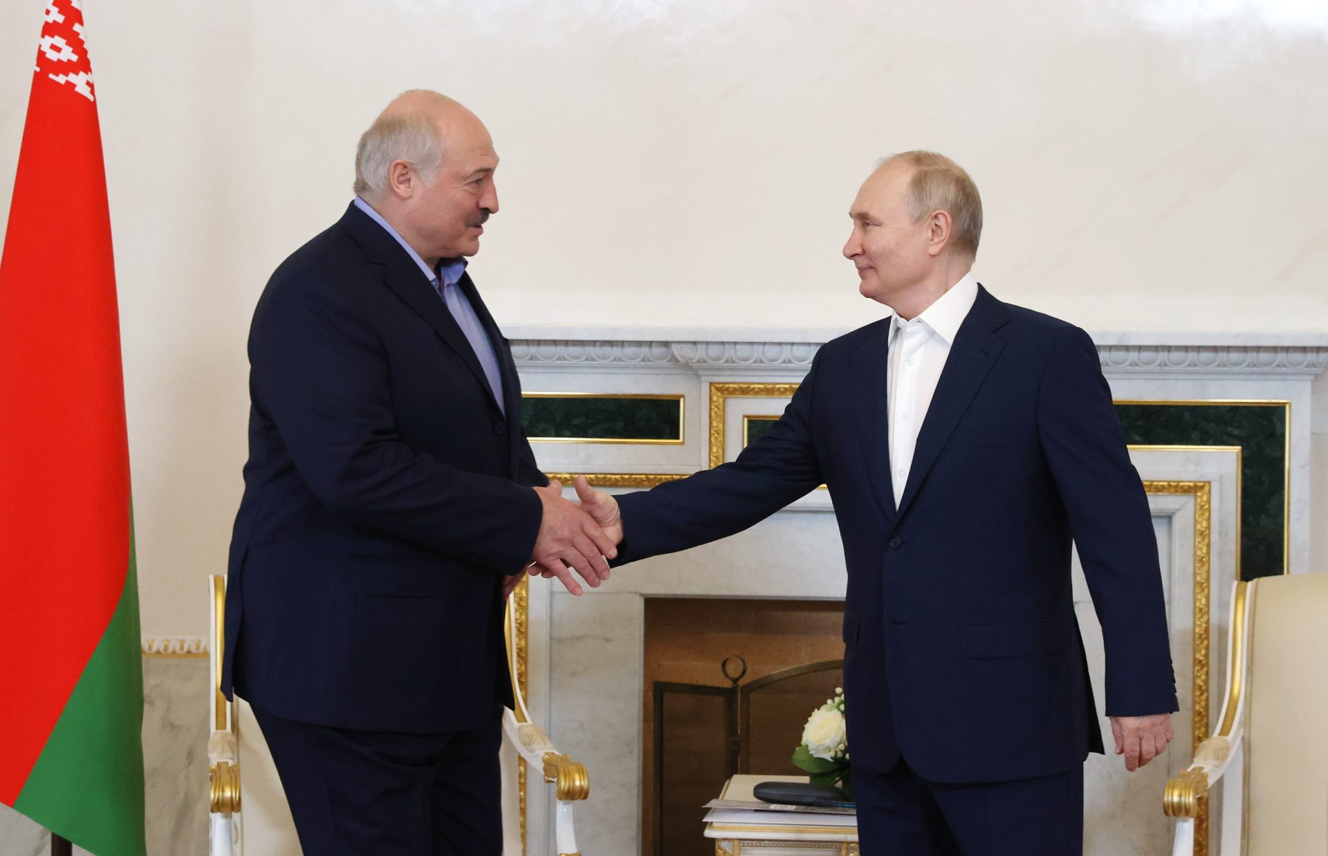 El presidente ruso, Vladímir Putin y su colega bielorruso, Alexandr Lukashenko.