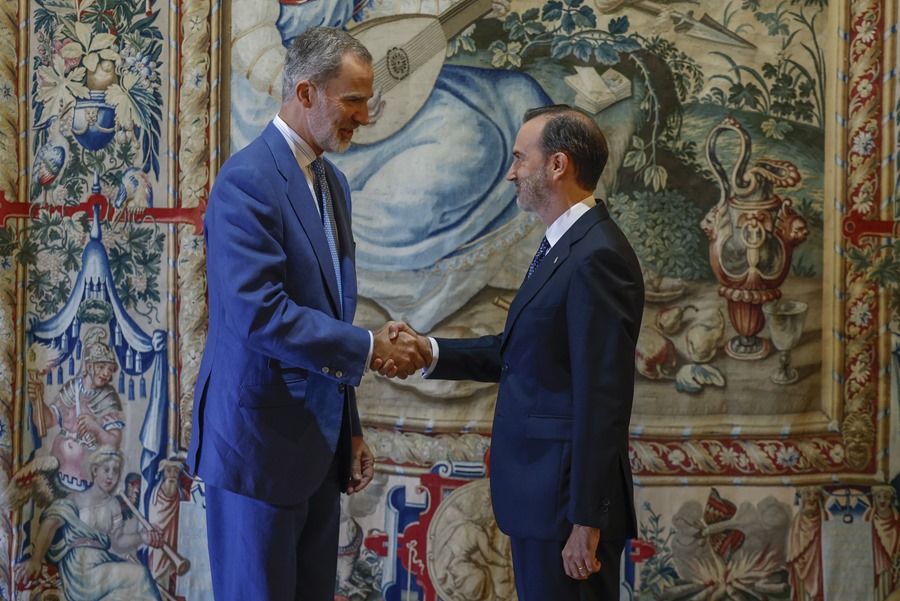 El rey Felipe VI (i) recibe al presidente del Parlamento balear, Gabriel Lesenne y Presedo (d), en el Palacio de la Almudaina en Palma de Mallorca, este jueves