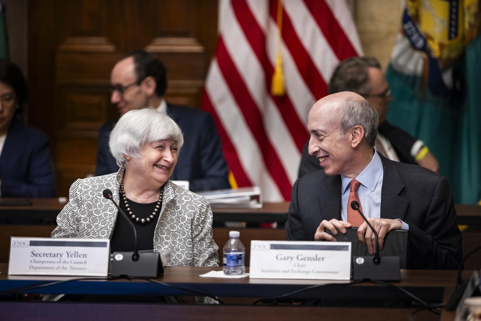 La Secretaria del Tesoro de EE. UU., Janet Yellen (Izq.), y el Presidente de la SEC, Gary Gensler (Der.), conversan en una reunión del Consejo de Supervisión de Estabilidad Financiera para discutir una actualización sobre la Política Financiera relacionada con el Clima del consejo, este 28 de julio de 2023. (Londres) EFE/EPA/Jim Lo Scalzo