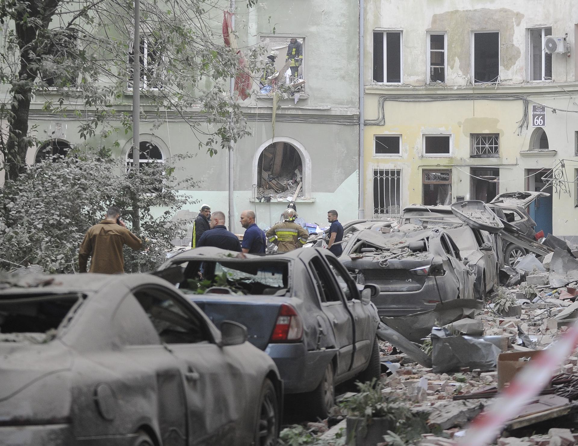 Ukrainian rescuers and policemen work on the site after a rocket hit an apartment block in Lviv, Ukraine, 06 July 2023. EFE-EPA/MYKOLA TYS