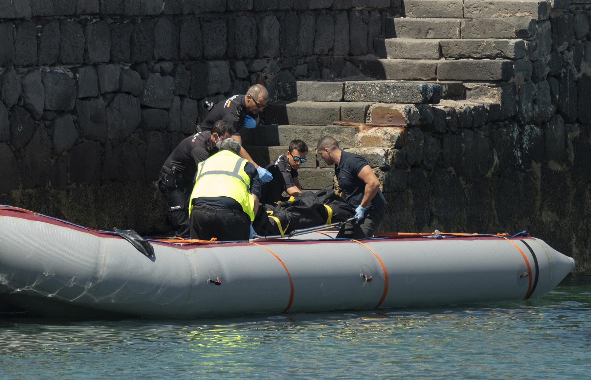 Foto tomada el 20 de junio: los servicios de emergencia desembarcan en Lanzarote el cadáver de una mujer que falleció a bordo de una neumática en la que viajaban otras 52 personas. EFE/Adriel Perdomo