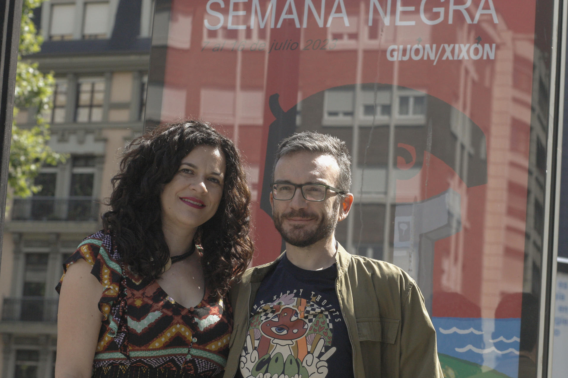 Los escritores David Zaplana y Ana Ballabriga este lunes en la Semana Negra de Gijón, donde presentaron su novela "la Ley del Hambre". EFE/Juan González.
