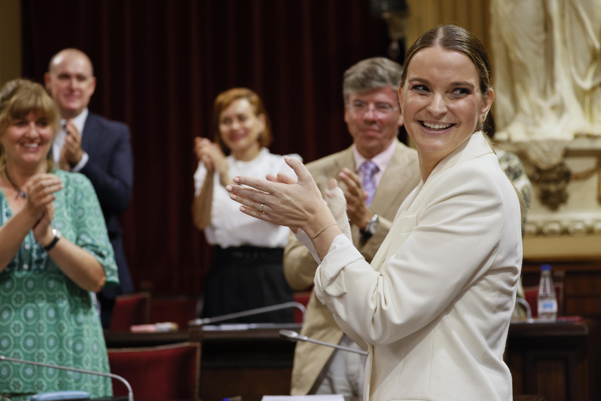 La candidata a presidenta del Govern Balear, Marga Prohens (PP) tras su discurso durante la sesión de investidura en el Parlament en Palma de Mallorca este lunes. EFE/ Cati Cladera