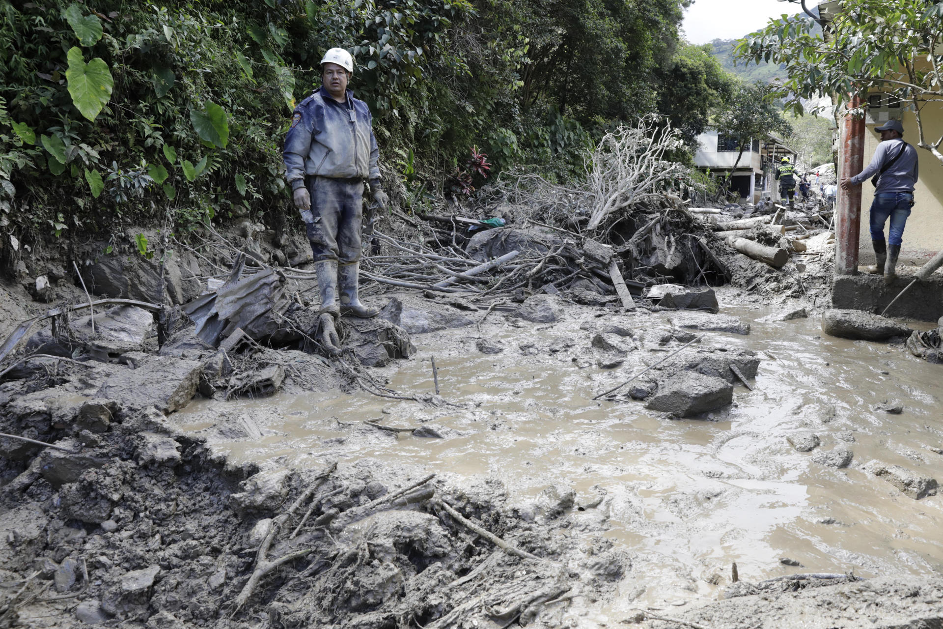 Rescuers look for survivors in the area of a mudslide in Quetame, Colombia, on July 18, 2023. EFE / Carlos Ortega
