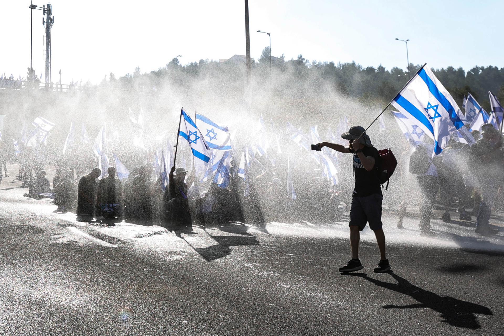 Police use water cannon against anti government protesters blocking the entrance to Jerusalem, 11 July 2023. EFE-EPA/ABIR SULTAN
