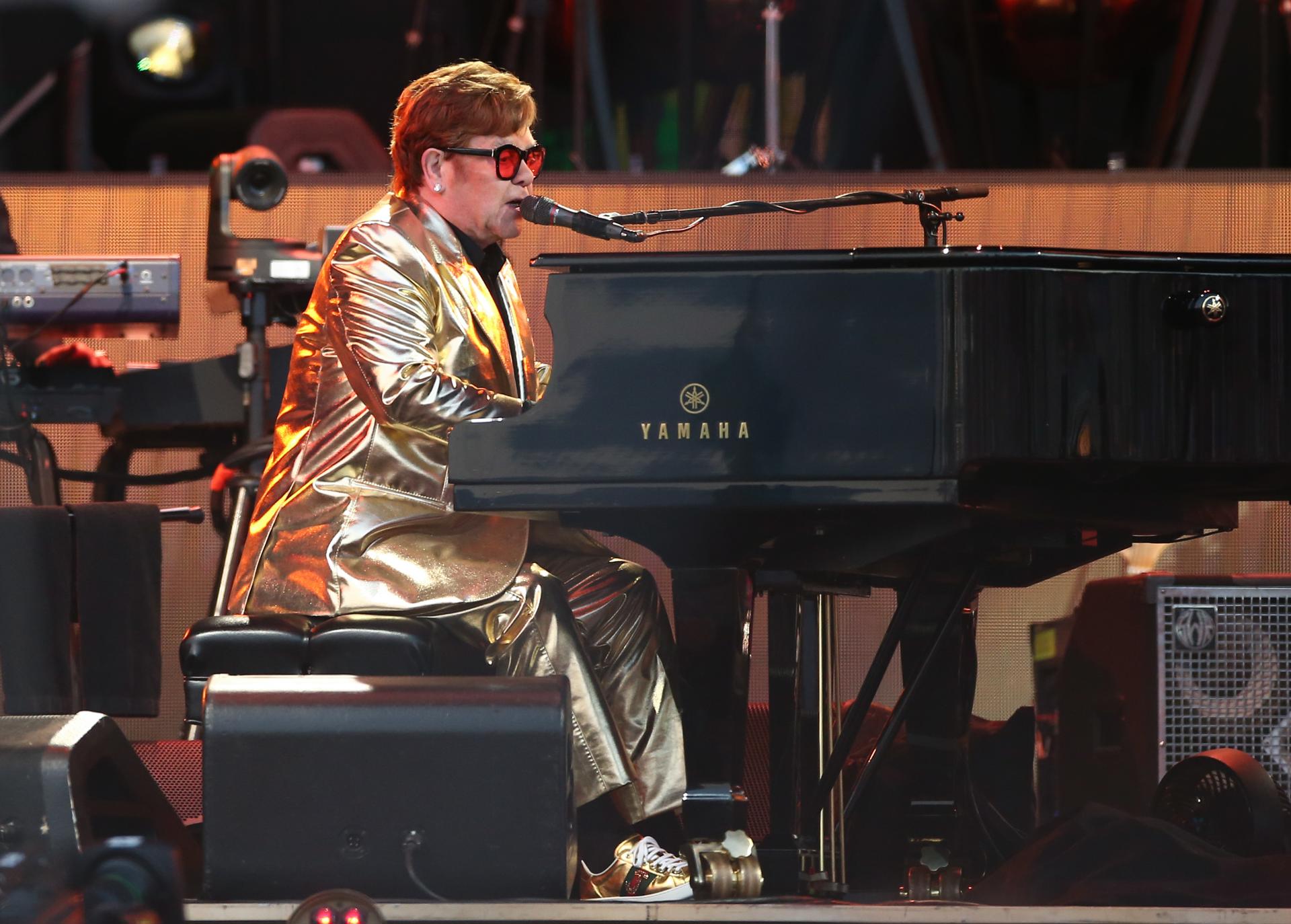 El cantante Elton John se despide de los escenarios tras "52 años de pura alegría tocando música"